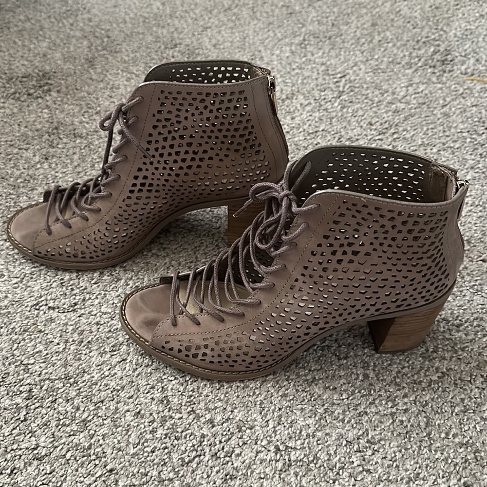 Vince Camuto Tulina sandals. - Picture 4 of 8